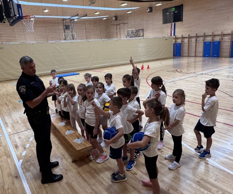 SIGURNIM KORACIMA U PROMET – NAŠI PRVAŠIĆI UČILI S KONTAKT POLICAJCEM!